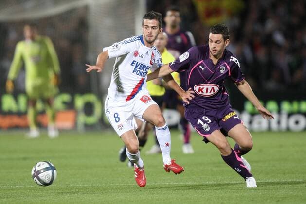 Girondins Bordeaux (violett) vs. Olympique Lyon (weiß) - LIGUE 1 - 19 09 2010 - Miralem Pjanic (L) Pierre Ducasse - xVincentMICHELxFEPx - 