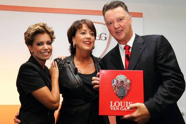 Moderatorin Sylvie van der Vaart (li.) mit Trainer Louis van Gaal (Bayern) und dessen Ehefrau Truus - Vorstellung des Buches BIOGRAPHIE UND VISION von van Gaal auf der Frankfurter Buchmesse o0 Spielerfrau, Partnerin, Frau, Ehefrau Familie people Rafael Real Madrid Shooting Aufmacher