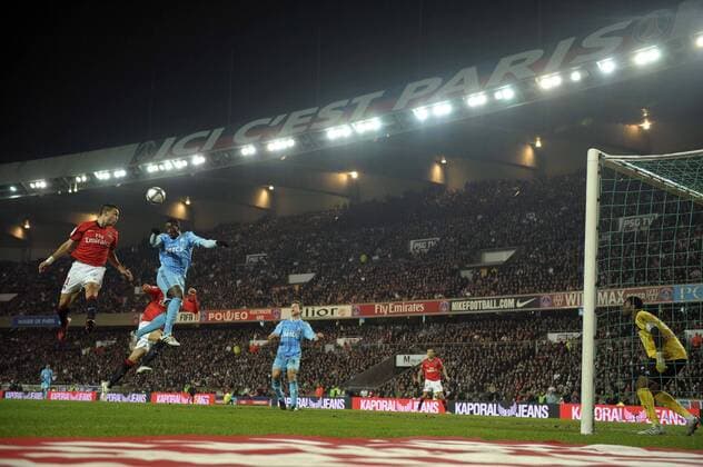 Paris St. Germain (rot) vs. Olympique Marseille (blau) - Mevlüt ERDINC (li.) Souleymane DIAWARA (2.v.li.)  JBAutissier o0 Totale Strafraumszene, Torraumszene Flutlicht Flutlichtspiel Schriftzug ici c est cest