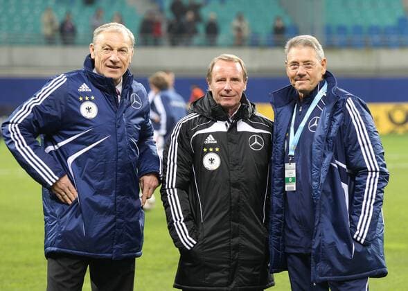 Leipzig, Spiel der Legenden - Wir gegen uns. DDR (ost) vs. BRD (west), v.l.n.r.: Cheftrainer Eduard Ede Geyer (DDR), Cheftrainer Berti Vogts (BRD), Co-Trainer Eberhard Vogel (DDR) - DDR vs. BRD Oldie-Nationalmannschaften von 1990 anlässlich 20 Jahre Wiedervereinigung