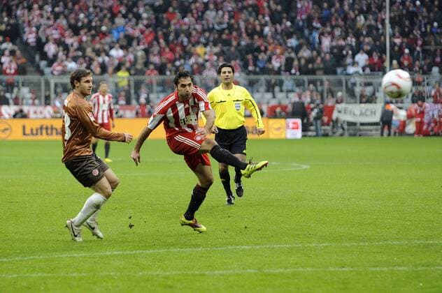 11.12.2010, Fussball 1.Bundesliga 2010 2011, 16.Spieltag, FC Bayern München - FC St. Pauli, in der Allianz-Arena München. Hamit Altintop (München) zieht ab und trifft zum 1:0. Moritz Volz (St. Pauli) kommt zu spät. o0 Tor