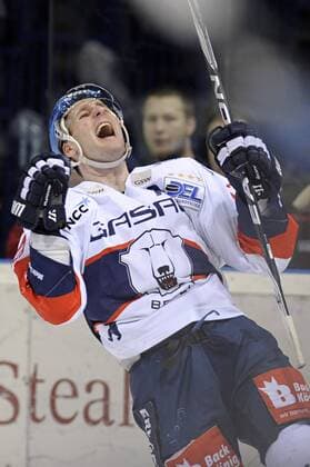Torjubel beim Schuetzen Andre Rankel (Eisbaeren Berlin) zum 0:4 in dem Spiel zwischen Hamburg Freezers (blau) gegen Eisbaeren Berlin (weiß) in der O2 World Hamburg o0 Jubel Freude
