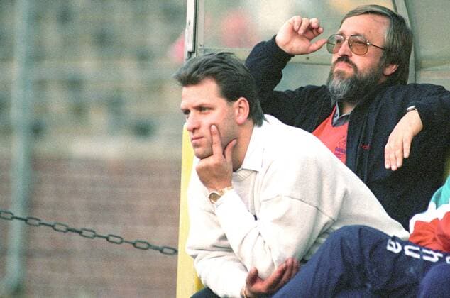 Trainer Hans Dieter Schmidt (re.) und Co Trainer Frank Pagelsdorf (beide Hannover). 2. BL Saison 1990 1991 Hannover 96 gegen SV Waldhof Mannheim 0:5 am 05.10.1990 im Niedersachsenstadion.