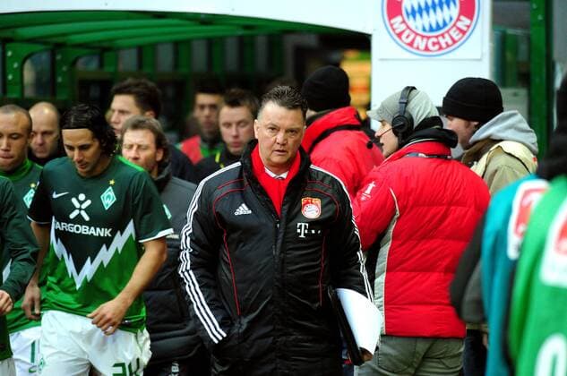 Fussball Herren 1.Bundesliga Saison 2010 2011, FC Bayern München; Trainer Louis VAN GAAL (Bayern, Mitte)