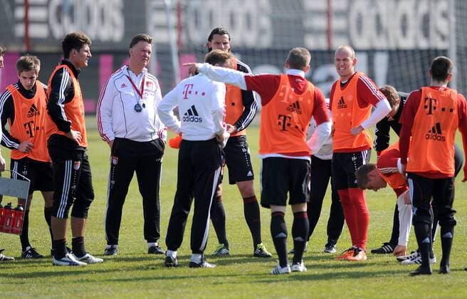 Fussball 1. Bundesliga: Saison 2010 2011 Training beim FC Bayern München 09.03.2011 Philipp Lahm, Mario Gomez, Trainer Louis van Gaal, Daniel van Buyten, Arjen Robben (sichtbar v. li., FC Bayern München) 