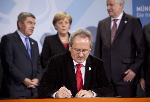 Deutschland, Berlin, Bundeskanzleramt, Unterzeichnung des Multi Party Agreement für die Bewerbung Münchens um die Austragung der Olympischen und Paralympischen Winterspiele 2018 durch Oberbürgermeister Christian Ude (München, SPD, vorn), hi.v.li. DOSB Präsident Dr Thomas Bach, Bundeskanzlerin Angela Merkel (CDU), Horst Seehofer (CSU, Ministerpräsident Bayern)