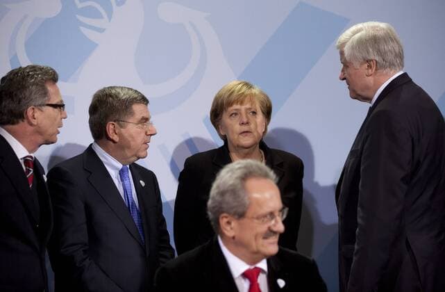 Deutschland, Berlin, Bundeskanzleramt, Unterzeichnung des Multi Party Agreement für die Bewerbung Münchens um die Austragung der Olympischen und Paralympischen Winterspiele 2018 durch Oberbürgermeister Christian Ude (München, SPD, vorn), hi.v.li. Innenminister Thomas de Maiziere (CDU), DOSB Präsident Dr Thomas Bach, Bundeskanzlerin Angela Merkel (CDU), Horst Seehofer (CSU, Ministerpräsident Bayern)