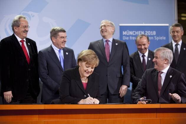 Deutschland, Berlin, Bundeskanzleramt, Unterzeichnung des Multi Party Agreement für die Bewerbung Münchens um die Austragung der Olympischen und Paralympischen Winterspiele 2018 durch Bundeskanzlerin Angela Merkel (CDU, vorn) und Horst Seehofer (CSU, Ministerpräsident Bayern, vorn), hi.v.li. Oberbürgermeister Christian Ude (München, SPD), DOSB-Generaldirektor Michael Vesper, Georg Grabner (Landrat Berchtesgadener Land), Oberbürgermeister Thomas Schmid (Garmisch Partenkirchen) 15.12.2010