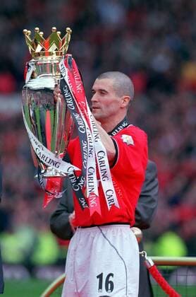 Roy Keane lifts the FA Premiership Trophy for Manchester United. Manchester United v Derby County, FA Premiership, 5 05 2001.  England Premier League Meister Meisterschaft Sieg Jubel Freude Pokal Trophäe Objekte 2000
