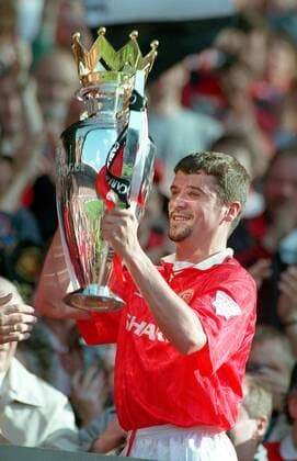 ROY KEANE (MAN UTD) WITH THE PREMIER LEAGUE TROPHY. MANCHESTER UNITED V COVENTRY CITY,08 05 1994. FOOTBALL 1993 4.  England Meister Meisterschaft Sieg Jubel Freude Pokal Trophäe Objekte 1994