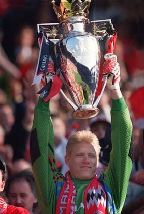 Peter Schmeichel (United) lifts the Premier League trophy. Manchester United v Coventry City 08 05 1994  Objekte Pokal Sieg Meister Meisterschaft England 1993