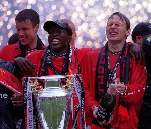 Dwight Yorke and Teddy Sheringham with the FA Premiership Trophy. Manchester United v Derby County, FA Premiership, 5 05 2001.  Objekte Pokal Sieg Meister Meisterschaft England 2000