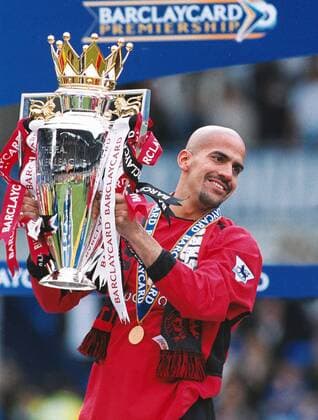 Juan Sebastian Veron (Utd) with the trophy after winning the title.Everton v Manchester United.at Goodison Park. Barclay card Premiership.11 5 2003.  Objekte Pokal Sieg Meister Meisterschaft England 2002