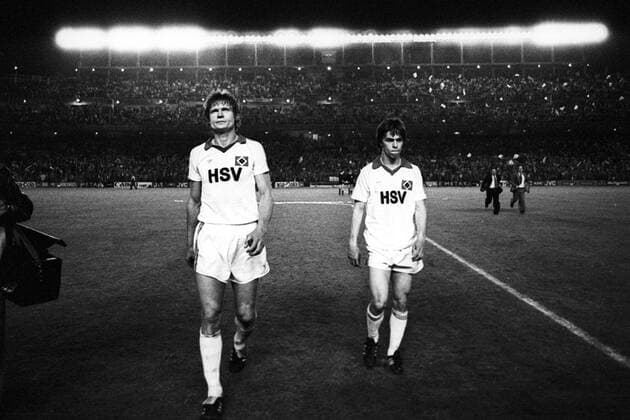 Enttäuschte Hamburger nach der Finalniederlage im Europapokal der Landesmeister 1980 in Madrid, v.li. Peter Nogly und Jürgen Milewski (beide HSV) Enttäuschung Niederlage Verlierer Abgang