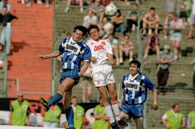 Marco Zallmann (Hansa Rostock, li.) gegen Andre Breitenreiter (Hannover 96), re. Timo Lange (Hansa Rostock) - Aus 2. BL. Saison 1992 1993 Hannover 96 (Weiß) gegen FC Hansa Rostock 1:1 am 01.05.1993 im Niedersachsenstadion Duell Dynamik, Kampf
