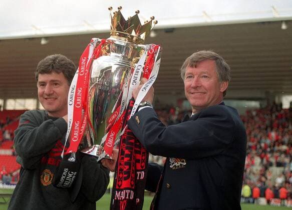 MAN UTD coach ALEX FERGUSON (R) AND ASSISTANT BRIAN KIDD WITH THE PREMIERSHIP TROPHY. MANCHESTER UNITED, 05 05 1996. FOOTBALL 1995 6.  o0 Sieg Jubel Freude Meister Meisterschaft Objekte Pokal Trophäe ManU