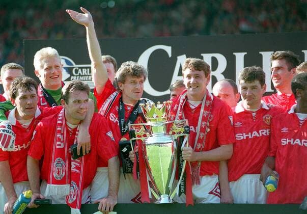 MANCHESTER UNITED WITH THE PREMIER LEAGUE TROPHY. MANCHESTER UNITED V COVENTRY CITY,08 05 1994. FOOTBALL 1993 4.  o0 Sieg Jubel Freude Meister Meisterschaft Objekte Pokal Trophäe ManU