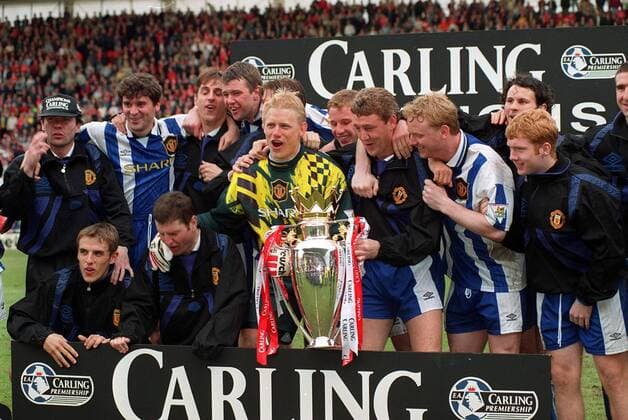 MAN UTD WITH THE PREMIERSHIP TROPHY. MANCHESTER UNITED, 05 05 1996. FOOTBALL 1995 6.  o0 Sieg Jubel Freude Meister Meisterschaft Objekte Pokal Trophäe ManU