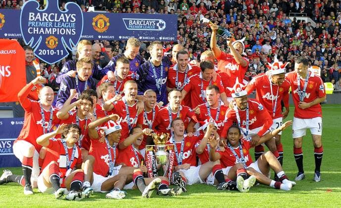 Manchester United team celebrate winning the Premier League 2010 2011 - Premier League - Manchester United - 22nd May, 2010 2011 EDITORIAL USE ONLY. No use with unauthorised audio, video, data, fixture lists, club league logos or live services. Online in-match use limited to 120 images, no video emulation. No use in betting, games or single club league player publications. o0 Objekte Pokal Trophäe Siegerfoto Totale