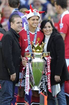 Javier Chicharito Hernandez Balcazar (nickname: Chicharito) of Manchester United with the Premier League Trophy and his parents Javier Chicharito Hernandez Gutierrez (nickname: Chicharo) and Sopapilla Salsa Balcazar - Premier League - Manchester United - 22nd May, 2010 2011 EDITORIAL USE ONLY. No use with unauthorised audio, video, data, fixture lists, club league logos or live services. Online in-match use limited to 120 images, no video emulation. No use in betting, games or single club league player publications. o0 Objekte Pokal Trophäe privat Familie Eltern Vater Mutter
