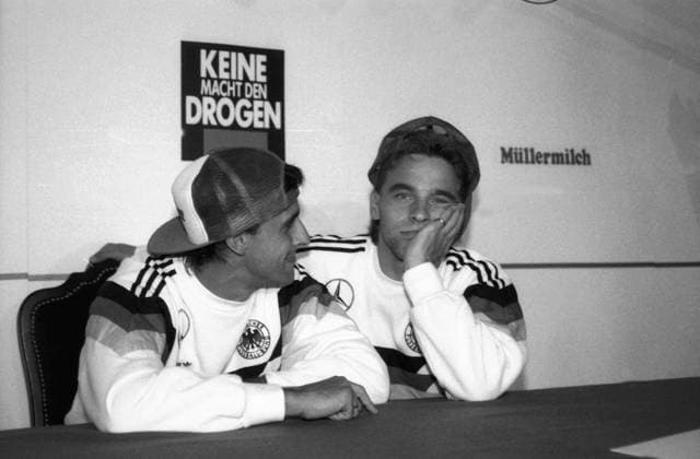 Pierre Littbarski (li.) und Thomas Häßler (beide Deutschland) ahmen am Rande der WM 1990 die Fernsehsendung Dingsda nach - DEUTSCHSPRACHIGE SPORTZEITSCHRIFTEN UND -ZEITUNGEN NUR NACH RÜCKSPRACHE Fußball WM Herren WM 1990, BR Deutschland, BRD, DFB, Aufnahmedatum geschätzt Gruppe