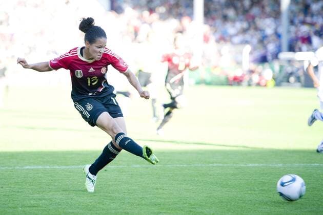 Celia OKOYINO DA MBABI (GER) erzielt das Tor zum 4:0 für Deutschland, Aktion, Torschuss, ganze Figur, Querformat, Fussball Frauen Länderspiel Deutschland (GER) - Italien (ITA), am 03.06.2011 in Osnabrück Deutschland