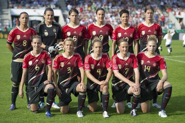 O.R.v.l. Inka GRINGS, Torwart Nadine ANGERER, Annike KRAHN, Birgit PRINZ, Linda BRESONIK, Kerstin GAREFREKES, u.R.v.l. Simone LAUDEHR, Saskia BARTUSIAK, Babett PETER, Melanie BEHRINGER, Kim KULIG, (alle GER), Mannschaftsfoto, Gruppenbild, Teamfoto, ganze Figur, Querformat, Fussball Frauen Laenderspiel, am 03.06.2011 in Osnabrueck Deutschland