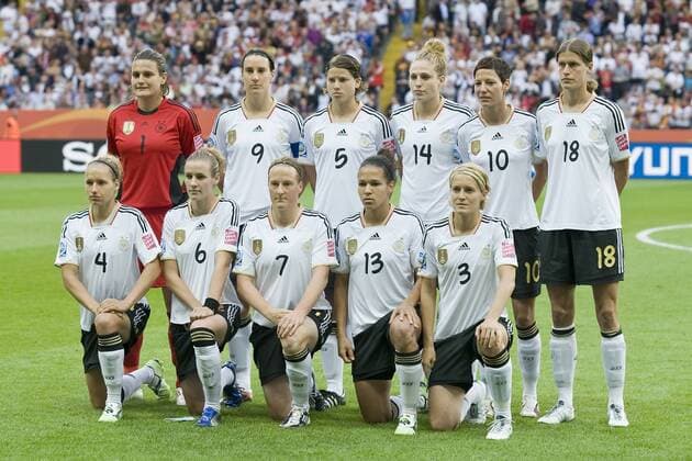 Die deutsche Mannschaft, das deutsche Team bei Mannschaftsfoto vor dem Spiel; hinten v. l.: TW Nadine ANGERER, Birgit PRINZ, Annike KRAHN, Kim KULIG, Linda BRESONIK, Kerstin GAREFREKES; vorne, v.l.: Babett PETER, Simone LAUDEHR, Melanie BEHRINGER, Celia OKOYINO DA MBABI, Saskia BARTUSIAK; Vorrunde, Gruppenspiele, Gruppe B, Spiel 9, am 30.06.2011 in Frankfurt am Main; Fussball Frauen Weltmeistschaft 2011 in Deutschland vom 26.06. - 17.07.2011 o0 Totale