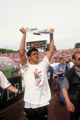 Michael Ballack (1. FC Kaiserslautern) präsentiert stolz die Meisterschale Einzelbild