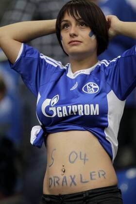 Fussball-Bundesliga Saison 2011 2012-2.Spieltag - FC Schalke O4 in Gelsenkirchen - Ein junger weiblicher Fan zeigt, das ihr Herz für Julian Draxler schlägt. Fussball,Herren,Männer,Liga,Bundesliga,DFL,Fan,Frau,Mädchen,Erotik,Mimik, Pose,Piercing,Bauchnabel,sexy,Trikot,bauchfrei,Porträt,hoch o0 nackt Idol Bauchbemalung Bemalung Bauch Körperteile weiblich, Frau Name Namenszug bauchfrei