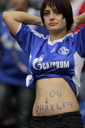 Fussball-Bundesliga Saison 2011 2012-2.Spieltag - FC Schalke O4 in Gelsenkirchen - Ein junger weiblicher Fan zeigt, das ihr Herz für Julian Draxler schlägt. Fussball,Herren,Männer,Liga,Bundesliga,DFL,Fan,Frau,Mädchen,Erotik,Mimik, Pose,Piercing,Bauchnabel,sexy,Trikot,bauchfrei,Porträt,hoch o0 nackt Idol Bauchbemalung Bemalung Bauch Körperteile weiblich, Frau Name Namenszug bauchfrei