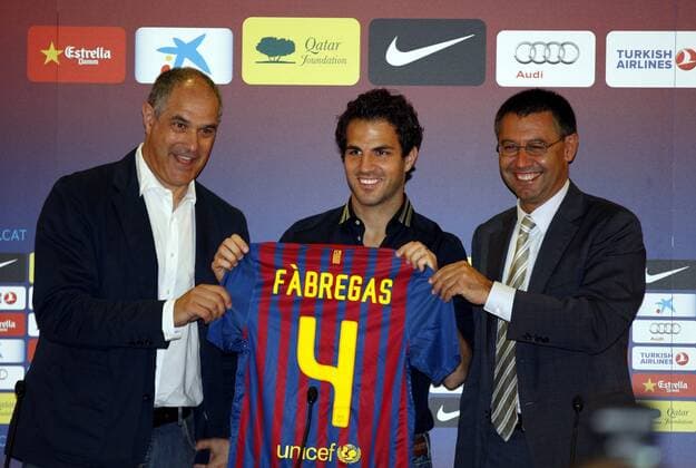 Cesc Fabregas, presented as a new FC Barcelona player (L-R) Andoni Zubizarreta, Cesc Fabregas, Josep M. Bartomeu - 
