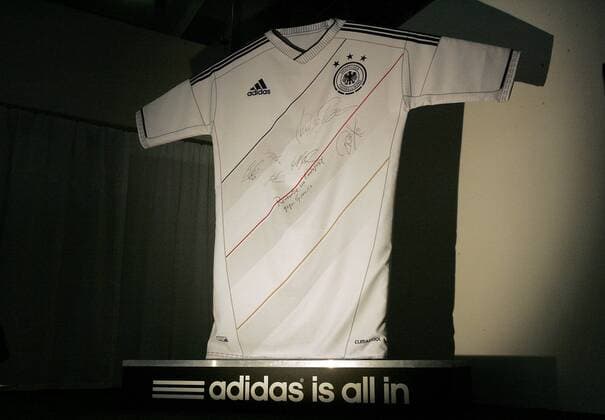 09.11.2011, Fussball, Präsentation des neuen Adidas-Trikots der deutschen Nationalmannschaft in der Mercedes-Benz Niederlassung Hamburg.