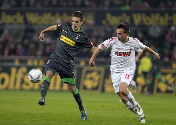 Fussball-Bundesliga Saison 2011 2012-15. Spieltag 1.FC Köln-VFL Borussia Mönchengladbach 0-3 im Rhein-Energie-Stadion in Köln am 25.11.2011 Patrick Herrmann (Borussia Mönchengladbach )-li.- im Zweikampf mit Miso Brecko (FC Köln)-re.- Fussball,Herren,Männer,Liga,Bundesliga,DFL,Aktion,Zweikampf,Ball,Arme, Abwehr,quer