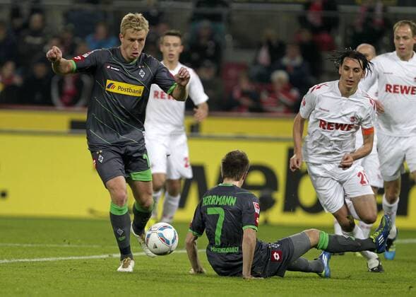 Fussball-Bundesliga Saison 2011 2012-15. Spieltag 1.FC Köln-VFL Borussia Mönchengladbach 0-3 im Rhein-Energie-Stadion in Köln am 25.11.2011 Mike Hanke ( Borussia Mönchengladbach )-li.- setzt sich durch und erzielt den Treffer zum 1-0- Fussball,Herren,Männer,Liga,Bundesliga,DFL,Aktion,Schuss,Dribbling,Tor,Trefferquer