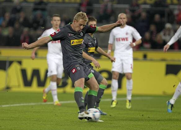 Fussball-Bundesliga Saison 2011 2012-15. Spieltag 1.FC Köln-VFL Borussia Mönchengladbach 0-3 im Rhein-Energie-Stadion in Köln am 25.11.2011 Mike Hanke ( Borussia Mönchengladbach )-li.- setzt sich durch und erzielt den Treffer zum 1-0- Fussball,Herren,Männer,Liga,Bundesliga,DFL,Aktion,Schuss,Dribbling,Tor,Trefferquer