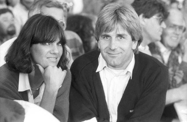 Manfred Winkelhock mit Ehefrau Martina 08 85 ru Manfred Winkelhock mit Ehefrau Martina beim Grand Prix am Nürburgring am 3. August 1985 Deutschland Deutscher Deutsche Deutsch Mann Frau Ehepaar Automobilrennfahrer Rennfahrer Pilot Automotorsport Automobil Auto Autos Motorsport Motorsportler Rennen Autorennen Rennwagen Formel 1 Formel 2 Sportwagen-Weltmeisterschaft german race driverformula wife quer halb lächelnd sw