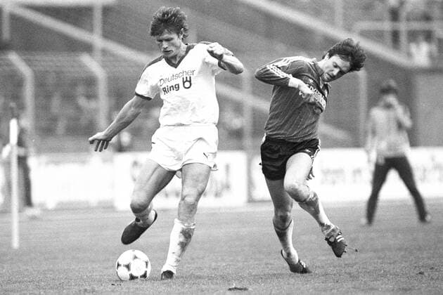 Aus 2. BL Saison 1984 1985 Hannover 96 (dunkles Trikot) gegen FC St. Pauli 2:0 am 13.10.1984 im Niedersachsenstadion - Peter Nogly (Pauli, li.) gegen Michael Gue.