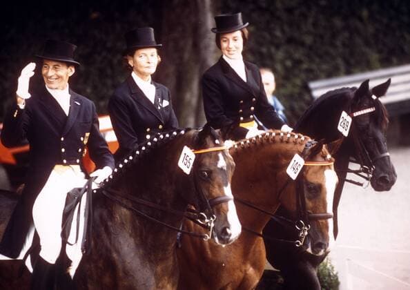 Siegerehrung Dressur Olympische Spiele 1972 in München: Olympiasiegerin Liselott Linsenhoff (BR Deutschland, Mitte) auf Piaff zwischen Yelena Petushkova (UdSSR) auf Pepel und Josef Neckermann (BR Deutschland) auf Venetia