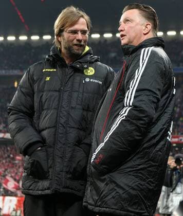 26.02.2011, Allianz Arena, 1. Fußball-Bundesliga, FC Bayern München vs. Borussia Dortmund, Trainer Jürgen Klopp (BvB) und Trainer Louis van Gaal (Bayern) im Gespräch 26.02.2011, Allianz Arena, German Football Bundesliga, FC Bayern München vs. Borussia Dortmund