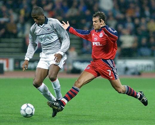 Fussball Champions League FC Bayern Muenchen - Paris St. Germain von links: Sylvain Distin (Paris) , Mehmet Scholl (FCB)