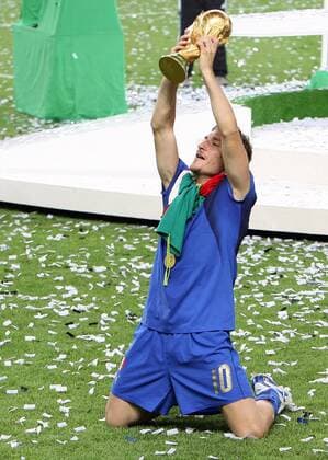 Fussball Herren FIFA WM Weltmeisterschaft 2006 Italien - Frankreich: Italienische Spieler jubeln nach dem Sie Weltmeister geworden sind. Francesco Totti