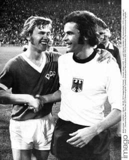 Konrad Weise (DDR, li.) und Ottmar Hitzfeld (BR Deutschland)