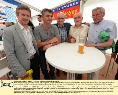 11.05.2012 Jubiläums - und Eröffnungsgala in Schmiedefeld zum 40. GutsMuths-Rennsteiglauf. v.l Jens Weißflog , Manfred Wolf , Helmut Recknagel , Dieter Neuendorf und Hans Grodotzki ( GER ) Aktion