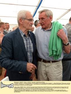 11.05.2012 Jubiläums - und Eröffnungsgala in Schmiedefeld zum 40. GutsMuths-Rennsteiglauf. v.l. Helmut Recknagel ( Skisprung ) und Hans Grodotzki ( Leichathletik ) im Gespräch Aktion