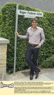 Ehrung für Roger Federer : Zum Auftakt der 20. Gerry Weber Open hat das westfälische Halle die Zufahrtstraße zum Stadion offiziell in Roger Federer Allee umbenannt de