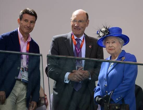 Olympia 2012 London Aquatics Centre 28.07.2012 Lord Sebastian Coe, John Harmitt und Königin Elizabeth II. (v.li.) schauen sich die Schwimm-Vorläufe an. 