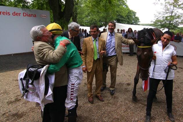 05.08.2012, Düsseldorf, Nordrhein-Westfalen, GER - Salomina mit Filip Minarik, Besitzer Rolf Harzheim, Trainer Peter Schiergen und Hein Bollow (von rechts) nach dem Sieg im Preis der Diana. Galopprennbahn Düsseldorf-Grafenberg. (Pferd, Jockey, Salomina, Minarik, Sieg, Trainer, Besitzer, Schiergen, Bollow, Harzheim, Düsseldorf) 944S050812DUESSELDORF