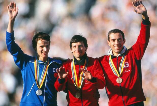 V.li. Jürgen Straub (DDR), Sebastian Coe und Steve Ovett (beide Großbritannien) jubelnd 05.08.1980, OS Moskau 