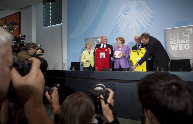 Deutschland, Berlin, Bundeskanzleramt, Pressekonferenz zur Vorstellung der Initiative Geh Deinen Weg durch Bundeskanzlerin Angela Merkel, Staatsministerin Maria Böhmer (links), Reinhard Rauball (2 v.r.), Uli Hoeneß ( 2 v.l.) und Wolfgang Fürstner (rechts), 13.09.2012